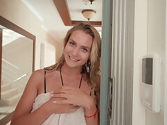 Заметила парня на курорте, который постоянно пялился и позвала его в номер